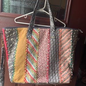 Large tote. Can be use as a weekender.
